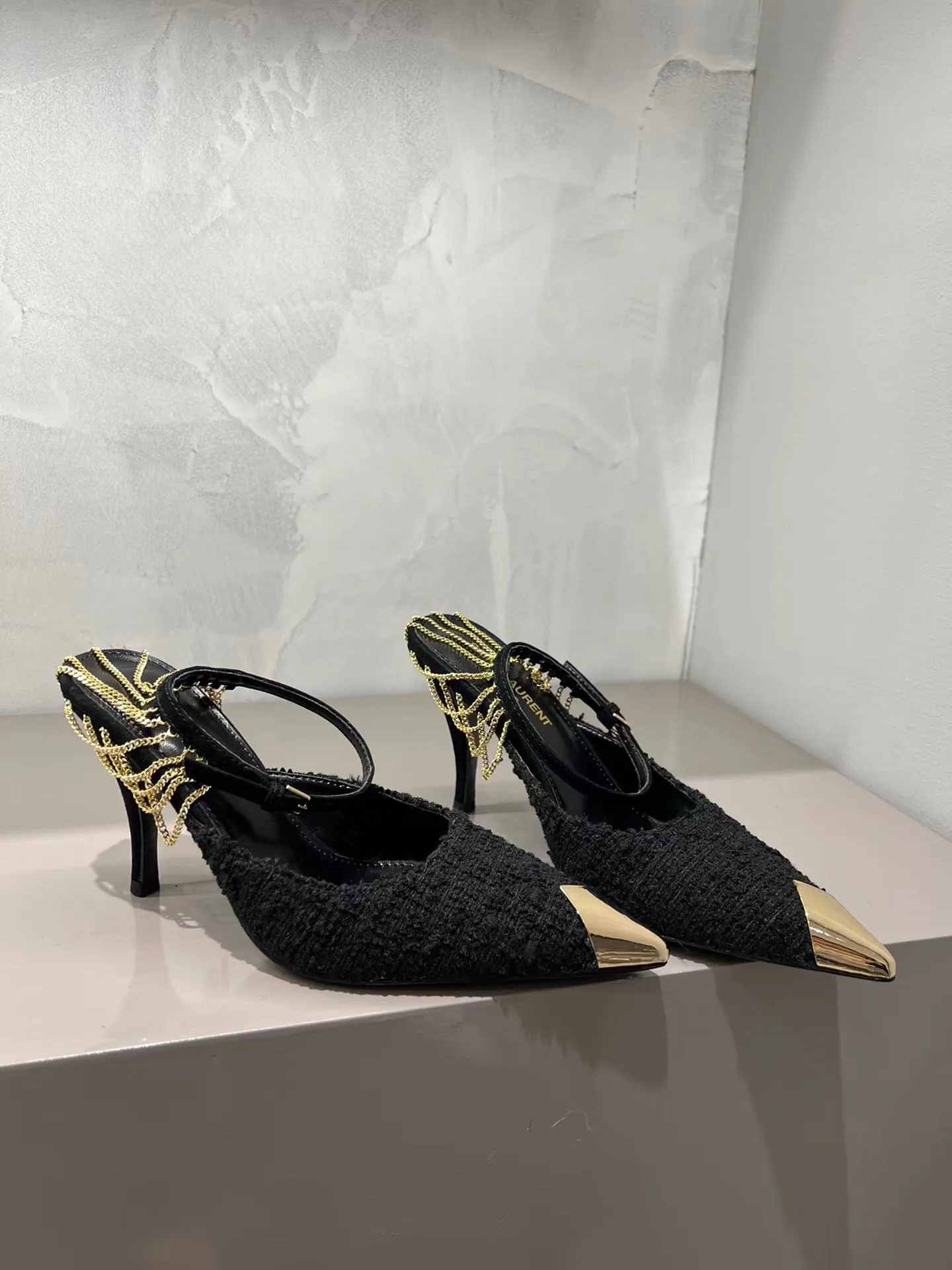 👟👟Ex-factory price 480👟👟 YSL Saint Laurent's new beautiful chain metal pointed-toe high heels. Original purchase. Really a stunner for women. Material: Customized woolen/imported Yangjing upper, original hardware molding, foot pad sheepskin, Italian genuine leather outsole. Heel height: 9cm. Available in two colors: silver chain and gold chain. Sizes: 35–39 (40 is custom-made and non-refundable)
